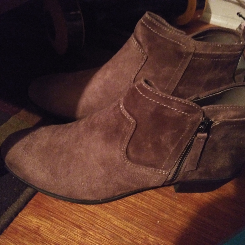 Shoes - Picture 2 of 8